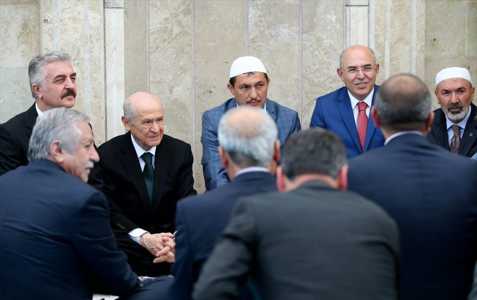 <p>Milliyetçi-ülkücü hareket, aleyhe propagandalara, sinsi provokasyonlara, vahim iftira ve karalamalara rağmen Türkiye'nin hak ve hukukunu müdafaa konusunda özverili, sorumlu ve fedakarca tavır sergileyecektir. </p>