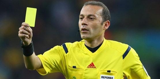 <p>3- Penaltı atışı şekil değiştirecek. Buz hokeyine benzer penaltı gelecek. Futbolcu 25 metre mesafeden topla birlikte kaleye hareket edecek, kaleciyle karşı karşıya 8 saniye içinde golü atmaya çalışacak.</p>
