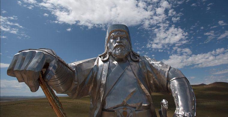 <p><strong>Cengiz Han'ın dev heykeli</strong></p>
<p>Moğolistan'ın başkenti Ulanbatur'a bir saat uzaklıkta çöl ortasında inşaa edilen dev "Cengiz Han" heykeli görenleri şaşırtıyor.</p>