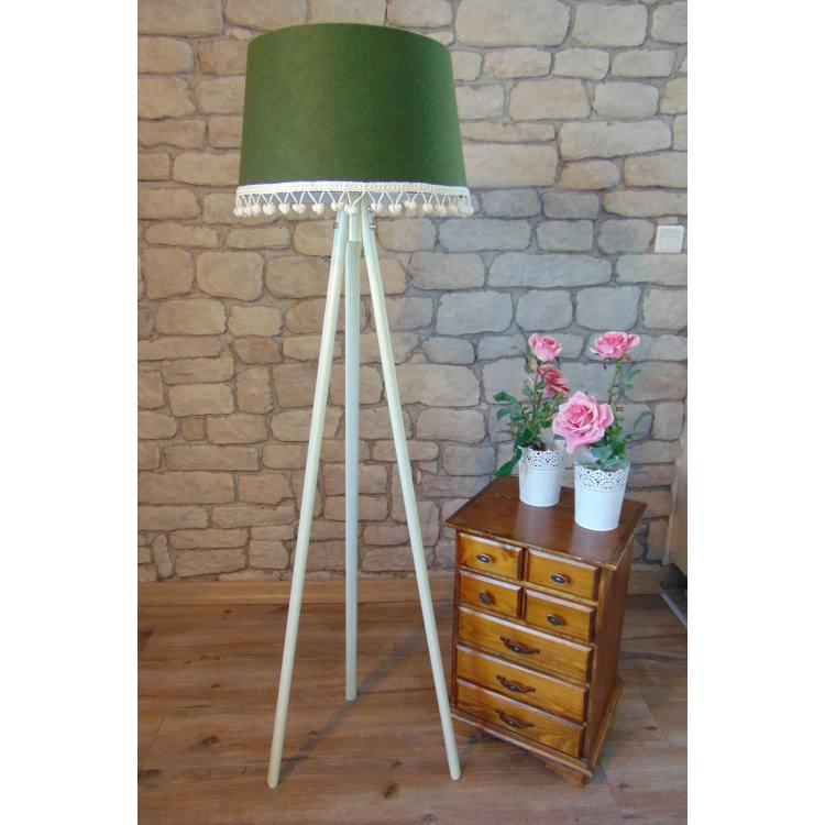 <p>Dekorazon Lambada Ponpon Aksesuarlı Tripod Lambader</p>
<div>204,90 TL</div>