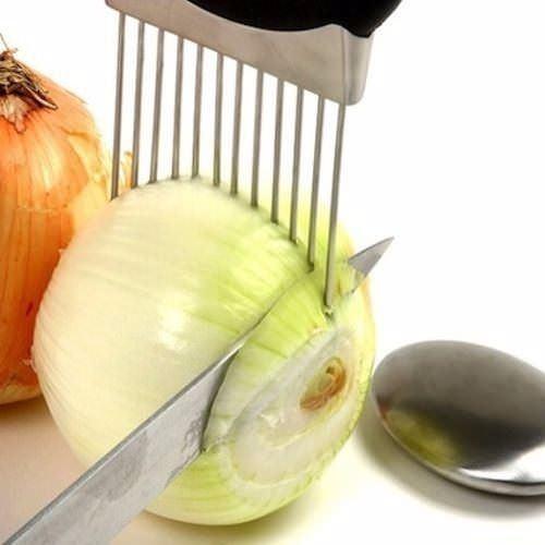 <p>Soğan Tutacağı</p>
<p>Bu kullanışlı alet sadece soğanı tutmanıza değil, aynı zamanda rahat kesmenize de yardımcıdır.</p>