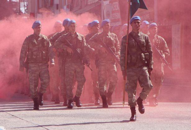 <p>Kıbrıs Barış Harekatı ve terör örgütü PKK'ya karşı iç güvenlik operasyonlarındaki başarıları nedeniyle iki kez Üstün Cesaret ve Feragat Madalyası ile ödüllendirilen ve 'Efsane Tugay' olarak bilinen 2'nci Komando Tugay Komutanlığı'nda görevli mavi berelilerin üç yıl aradan sonra kışlalarından çıkarak operasyon bölgelerine gönderilmesi nedeniyle, törene az sayıda asker katıldı. </p>