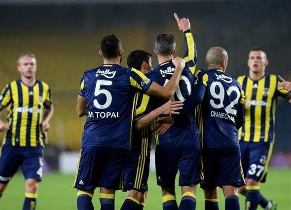 <p>Fenerbahçe ile Kardemir Karabükspor arasındaki Spor Toto Süper Lig mücadelesi sezonun en gollü maçlarından birine sahne oldu. Çok sayıda tartışmalı pozisyonun yaşandığı maçta bir kırmızı kart, bir de penaltı kararı çıktı. Karşılaşmayı çok sayıda ünlü isim de izledi...</p>
