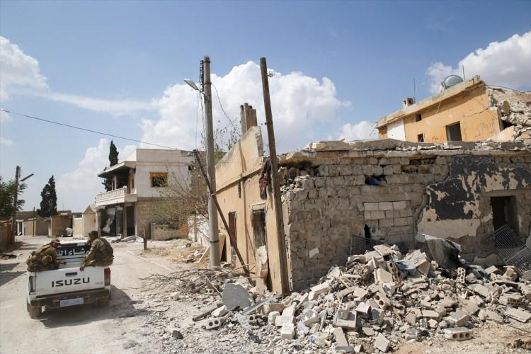 <p>Harekatın Cerablus ayağında, Türkiye sınırından güneye 24 kilometre derinliğe inen ÖSO, Fırat Nehri’nin batıya uzanan kolu Sucu Çayı’na ulaşmıştı.</p>
