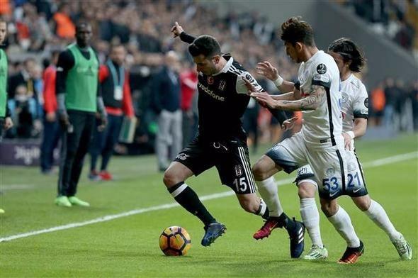 <p>Adriano en sağdan en sola oyunu açtığı sürece Quaresma'yı topla buluşturduğu sürece işi görür Beşiktaş. Temel planın bu olacağı kanaatindeyim. Osmanlıspor'un da Olympiakos'u eleyeceğini düşünüyordum, eleyebilirdi ama birden 'biz buraya nasıl geldik' heyecanı turu kaybettirdi. Yoksa Mustafa Reşit Akçay işi orada bitirirdi.</p>
