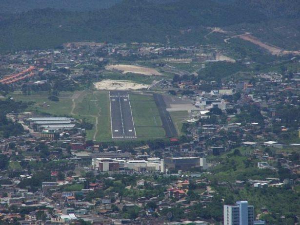 <p>Herşeye rağmen, Honduras'ın ana havaalanı Toncontin'de yoğun bir trafik yaşanmaya devam ediyor.</p>