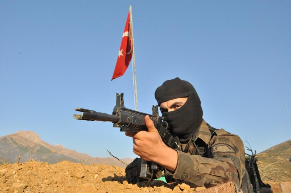 <p><strong> "Rabbim bizleri muzaffer eylesin"</strong></p>
<p>Özel harekat polisi, terörle mücadelede devletin kendilerine her türlü imkanı sağladığını dile getirerek, "Devletimiz teknolojik, maddi ve manevi tüm imkanlarını seferber etmiş durumda. Allah devletimize, milletimize zeval vermesin. Operasyonlarımız kesintisiz devam ediyor. Bu mücadelemizde Rabbim bizleri muzaffer eylesin. 24 saat buralardayız. Gerekirse şehit veririz, gazi veririz ancak bir karış toprağımızı kimseye vermeyiz." ifadesini kullandı. </p>