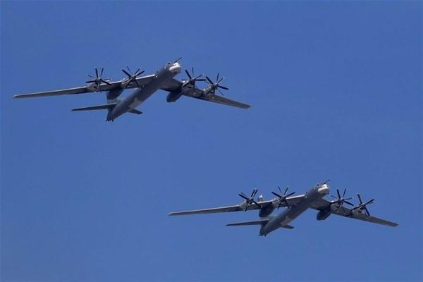 <p>Stratejik bombardıman ve füze taşıyıcı Tu-96MS uçağı, dünyanın en hızlı pervaneli hava aracı. Günün her saatinde ve her hava koşulunda düşmanın cephe gerisinde kalan tesisleri seyir füzelerle vurmak için tasarlanmıştır.</p>
<p> </p>