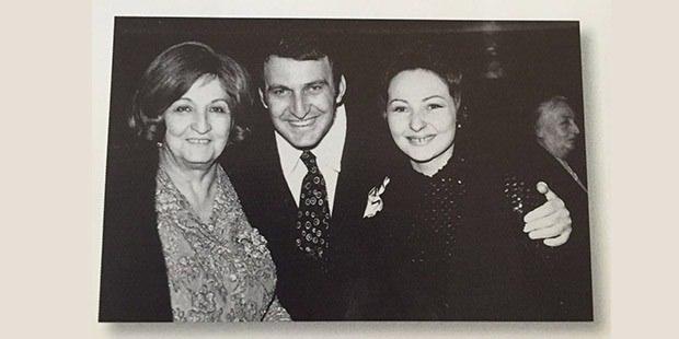 <p>Sadberk Hanım 1970'lerde İstanbul'da bir düğünde oğlu Rahmi koç ve kızı Sevgi Gönül ile birlikte.</p>
<p> </p>