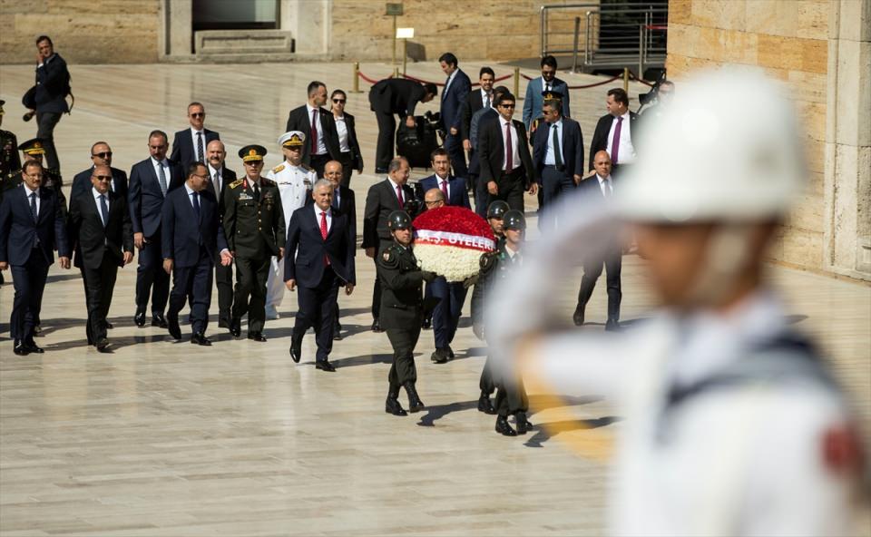 <p>Yüksek Askeri Şura (YAŞ) üyeleri, Başbakan Binali Yıldırım başkanlığında Anıtkabir'i ziyaret etti.</p>
