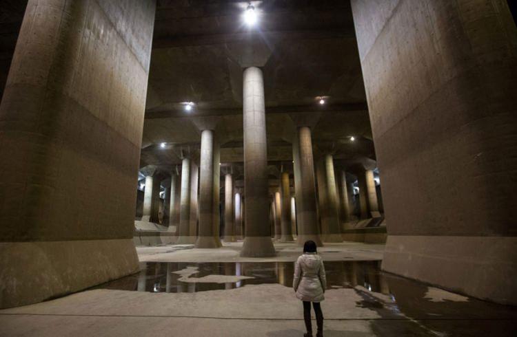 <p>Japonya’nın inanılmaz büyüklükteki bir yer altı su tankını ziyaret eden bir turist. Saitama şehrinde, şehir kurulduğundan beri meydana gelen sel baskınlarından korunmak için insan eliyle yapılmış en büyük drenaj sistemi.</p>
<p> </p>
