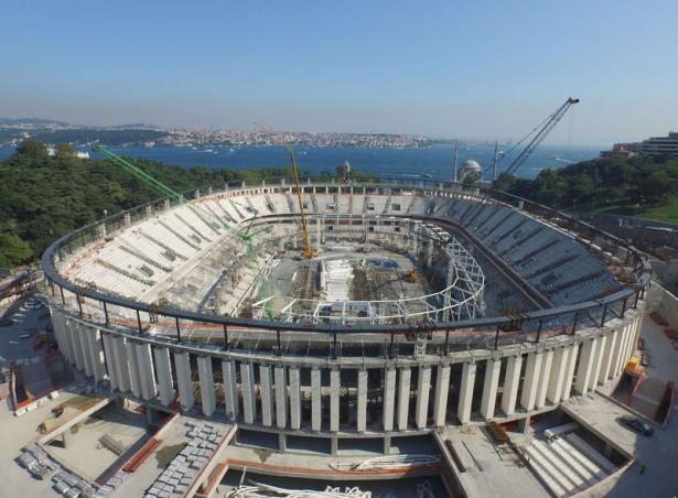 <p>Beşiktaş'ın Dolmabahçe'de yapımına devam edilen stadı Vodafone Arena'nın çatı çelik iskeletinin bir kısmının çökmesi sonucu meydana gelen kazanın ardından çalışmalar sürüyor.</p>
