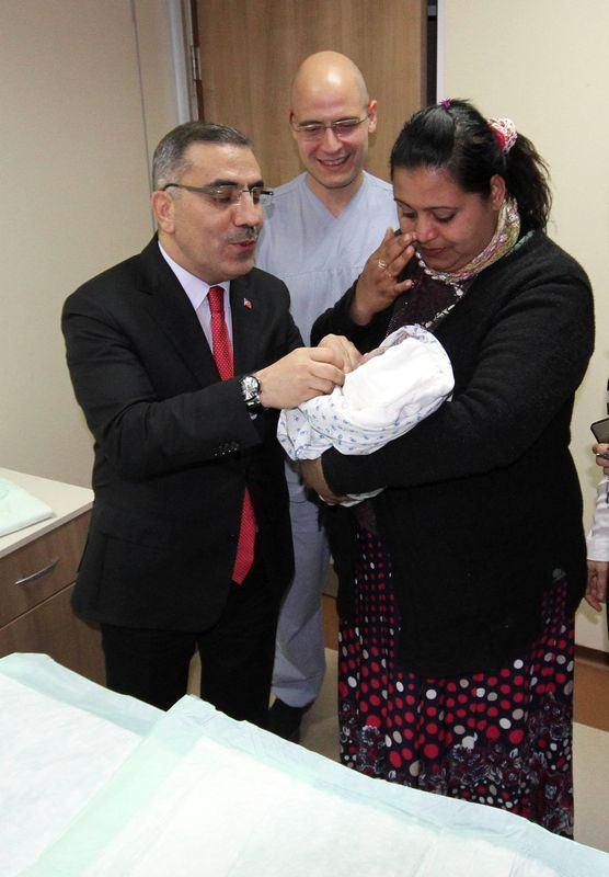 <p>Yüreğir Belediye Başkanı Mahmut Çelikcan (solda), Adana Numune Eğitim ve Araştırma Hastanesi'nde yılın ilk bebeğini ziyaret ederek çeyrek altın taktı.</p>