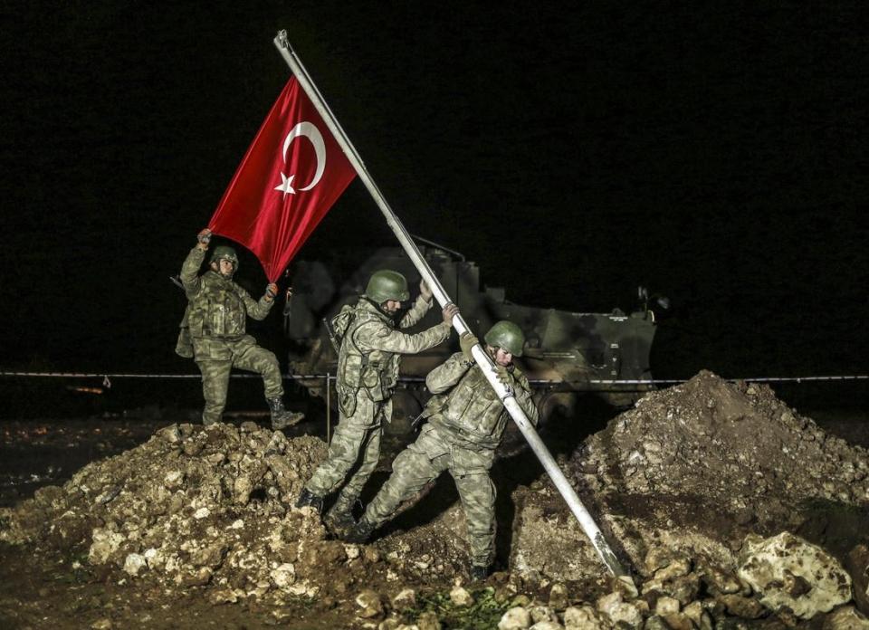 <p>Suriye'nin Halep kenti sınırları içerisindeki Karakozak köyünde bulunan Süleyman Şah Türbesi'ndeki askerlerin tahliyesi için askeri operasyon düzenlendi. Süleyman Şah'ın naaşının nakledileceği Suriye Eşmesinde bir bölge kontrol altına alınarak Türk Bayrağı göndere çekildi. </p>