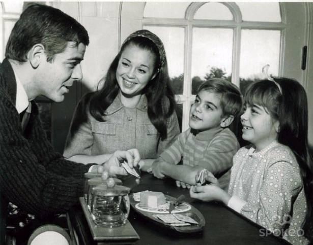 <p>7 yaşındaki George Clooney ailesiyle birlikte... (1968)</p>

<p> </p>
