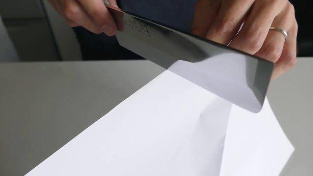 <p>Yeni bıçak kağıdı bile kesemezken, eski bıçağın tek bir harekette kağıdı kestiği gözlendi.</p>

<p> </p>
