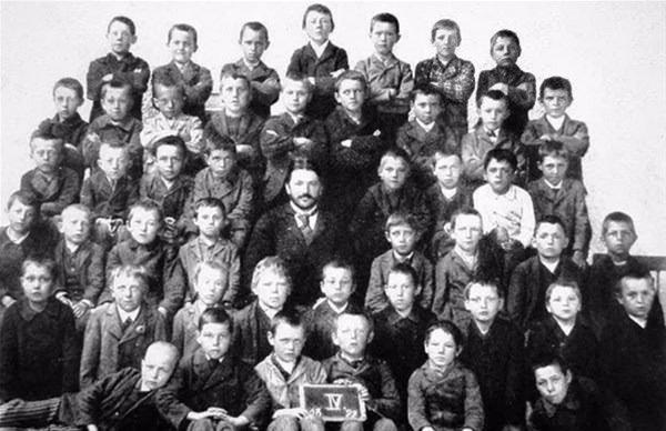 <p>Hitler'in 4. sınıf fotoğrafı (en üst ortada)<br />
 </p>
