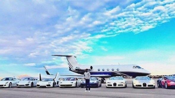 <p>Floyd Mayweather en çok parayı lüks otomobillere harcıyor. Şu anda garajında toplam değeri 50 milyon doları aşan 88 adet lüks otomobil bulunuyor.</p>

<p> </p>
