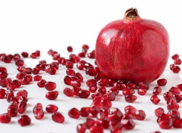 <p>En önemli özelliği ise damarlarda biriken yağ parçacıklarını eritip yok etmesi. Bunun için her gün bir bardak nar suyu yeterli olacaktır. Dahası narın antioksidan deposu olması kalp hücrelerinin sağlıklı kalması konusunda da önemli rol oynuyor. Narın suyunu içmek yerine tanelerini de yiyebilirsiniz.</p>