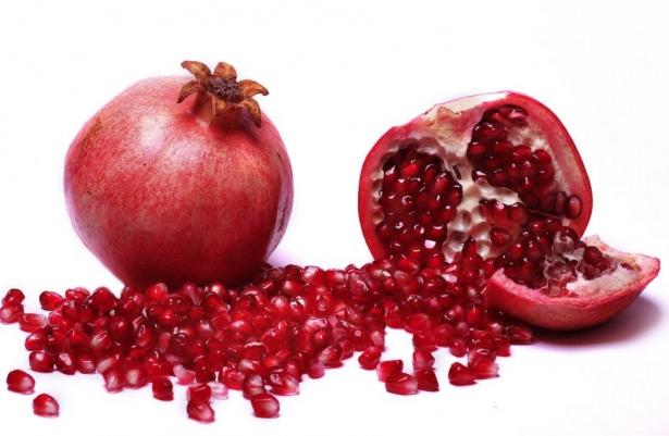 <p>Nar suyunun kanserin ilerleme hızını yavaşlattığı, nar suyu miktarı arttıkça yavaşlamanın daha da belirgin hale geldiği tespit edildi. Daha önce yapılan araştırmalarda da; antioksidan yönünden zengin olan narın, ciltteki tümörlerin büyümesini yavaşlattığı belirlenmişti</p>
