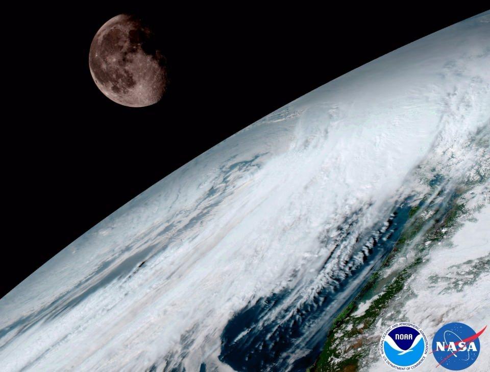 <p><strong>NASA BUGÜNE KADAR Kİ EN İYİLERİ YAYINLADI</strong></p>
<p>Amerikan Ulusal Havacılık ve Uzay Dairesi NASA, Dünya'nın yeni fotoğraflarını paylaştı. Yeni nesil Dünya gözlem uydusu "GOES-16" tarafından çekilen fotoğrafların en büyük özelliği, bugüne kadarki en yüksek çözünürlüğe sahip olmaları. Bu karede ise Ay adeta dünya üzerinde asılı durmakta.</p>