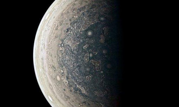 <p><strong>NASA O FOTOĞRAFLARI YAYINLADI</strong></p>

<p>Amerikan Uzay ve Havacılık Dairesi’nin (NASA), Güneş Sistemi’nin en büyük gezegeni Jupiter’i araştırmak üzere fırlattığı Juno Uzay Aracı, gezegenin ender görülen güney kutbunun fotoğrafını yayınladı.</p>

<p> </p>
