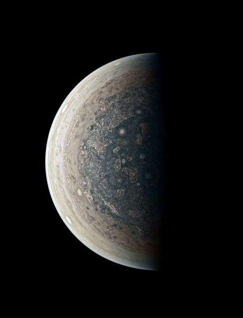<p>Bilim adamı Roman Tkachenko ise, Juno’dan gelen verileri işleyerek bu muhteşem görüntüyü oluşturdu.</p>

<p> </p>
