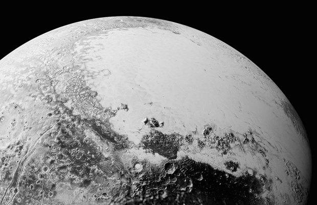 <p>NASA'nın geçen ay sonunda yayınladığı fotoğraflarda da Plüton'un bazı bölgelerinde hareket eden buz kütleleri ve etrafında puslu bir katmanın bulunduğu görülüyordu.</p>
