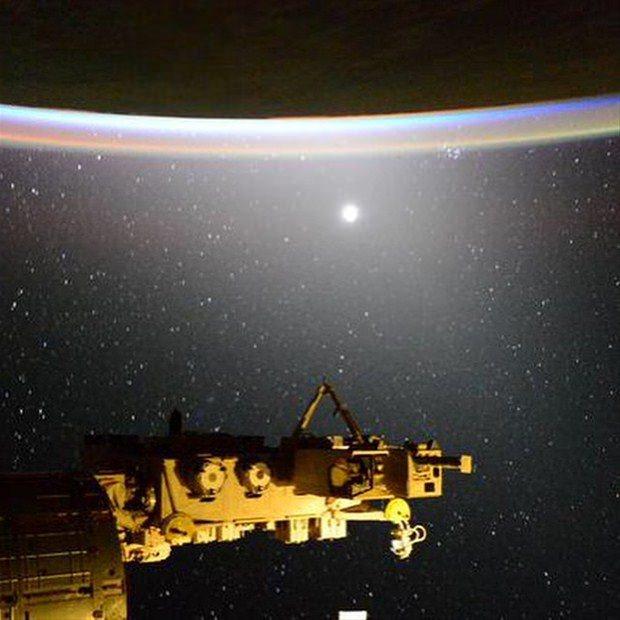 <p>Uluslararası Uzay İstasyonu'nda görevli astronot Scott kelly, 18 Haziran akşamında bu fotoğrafı paylaştı ve altına "83. gün, Bizim galaksimiz 250 mil uzaktan" yazdı. Uluslararası Uzay İstasyonundan dünyaya bakış</p>