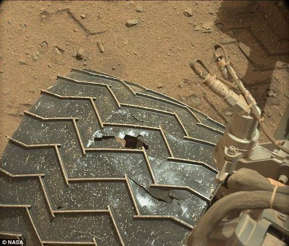 <p>NASA açıklamasına göre kırmızı gezegende beklenenden iyi iş çıkaran aracın daha önce tespit edilen; ancak gittikçe büyüyen altı alüminyum tekerleğinden birinde iki ayrı yerde kırıklar ve boşluklar var.</p>

<p> </p>
