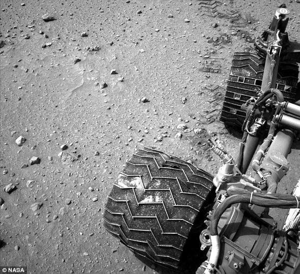 <p>Mars'ın engebeli arazilerinde yıllardır fotoğraf çeken ve bu görüntüleri Dünya'ya gönderen Curosity karşılaştığı zor koşullar dolayısıyla tekerleklerindeki delikler gittikçe büyüyor.</p>

<p> </p>

