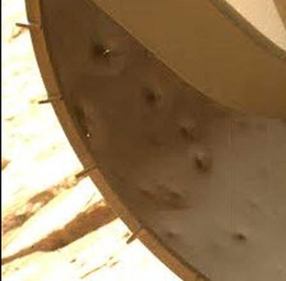 <p>Bu da Curiosity'nin tekerleğinin iç cephesinden görüntüsü... Her yeri delik deşik... 5 yıldır Kızıl Gezegen'i dolan Curiosity'nin çektiği bazı görüntüler var ki kimse ne olduğunu anlayamıyor.</p>

<p> </p>
