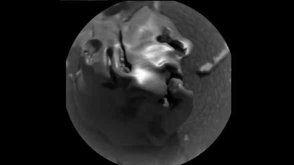 <p>Curiosity'nin çektiği fotoğraflardan birine yakından bakıldığında daha çok tropikal iklimde yaşamını sürdüren iguana benzeri bir cisim dikkat çekiyor.</p>

<p> </p>
