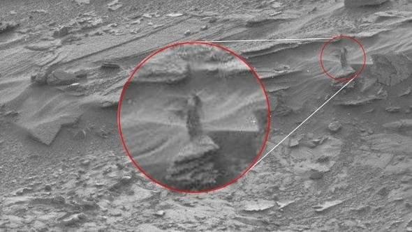 <p>NASA'nın Mars'tan yayınladığı fotoğraflardaki bir detay sosyal medyada olay yaratmış, NASA'nın keşif aracı Curiosity'nin çektiği fotoğraftaki görüntü uzayda saklanan kadına benzetilmişti.</p>

<p> </p>
