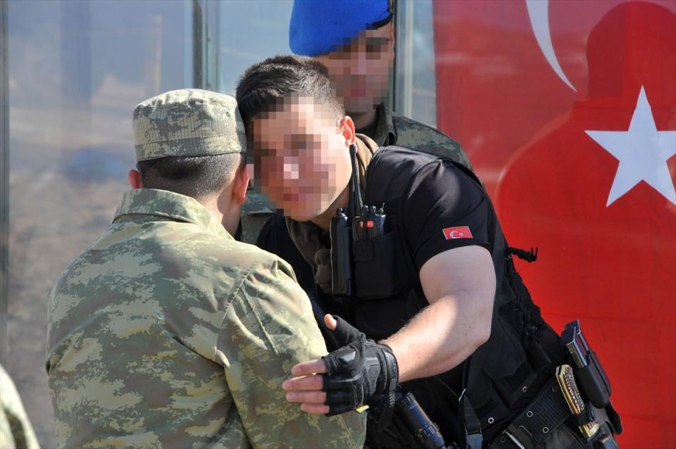 <p>Genelkurmay Başkanlığınca paylaşılan görüntülerde, Nusaybin'de tespit edilen el yapımı patlayıcının imhası da yer aldı. </p>

<p> </p>
