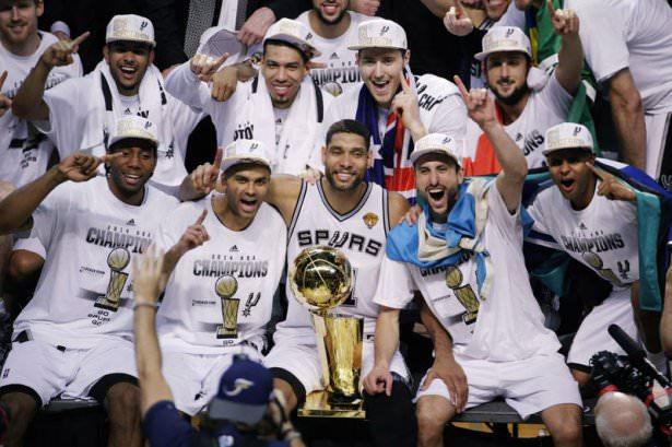 <p>Amerikan Ulusal Basketbol Ligi'nde (NBA) 2013-2014 sezonu şampiyonu Miami Heat karşısında final serisini kazanan San Antonio Spurs oldu.</p>