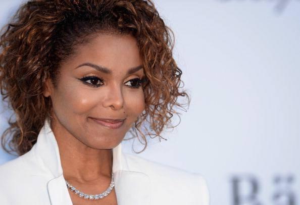 <p><strong>Janet Jackson</strong></p>

<p>Jackson, eşi Wissam Al-Mana ile evlenmeden önce Müslüman oldu. Evlenmeden önce mütevazi bir yaşamı olan Jackson, evlendikten sonra belli zamanlarda başını da örttü.</p>
