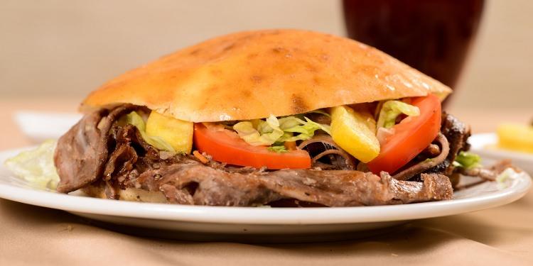 <p>4.5 Euro ve 14.5 Euro arasında satılan döner genellikle dana etinden yapılıyor. </p>