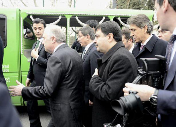 <p>Başbakan Ahmet Davutoğlu, Mahmut Ustaosmanoğlu'nun kardeşi İsmail Ustaosmanoğlu'nun Fatih Camii'nde kılınan cenaze namazına katıldı.</p>
