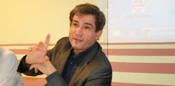 <p>SOSYAL DEMOKRAT PARTİ VEKİLİ METİN HAKVERDİ; ANNESİ ALMAN</p>

<p>Almanya’nın Hamburg kentinde 1969 yılında doğan Hakverdi Kiel ve ABD’nin Indiana kentinde hukuk eğitimi aldı. Annesi Alman, babası Türk olan Hakverdi, 1999 yılında Hamburg’da avukat olarak çalışmaya başladı. 2008 yılında Hamburg Eyalet Meclisi seçimlerinde Billstedt-Wilhelmsburg-Finkenwerder seçim bölgesinden doğrudan seçilerek Eyalet Meclisi’ne girdi. Hakverdi, Hamburg-Bergedorf-Harburg seçim bölgesinden SPD’den doğrudan aday olan Hakverdi de oyların yüzde 40,4’ünü alarak Meclis’e girdi.</p>
