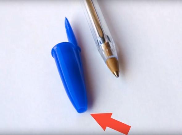 <p>Tükenmez kalem kapaklarındaki delik Tükenmez kalem kapaklarında ne olduğunu anlamadığımız o delik, aslında boğulma riskini azaltmak için üretilmiş. Küçük bir çocuk bu kapağı yanlışlıkla yutarsa, o küçük delik nefes yolunun tamamen tıkanmasını önlüyor.</p>

