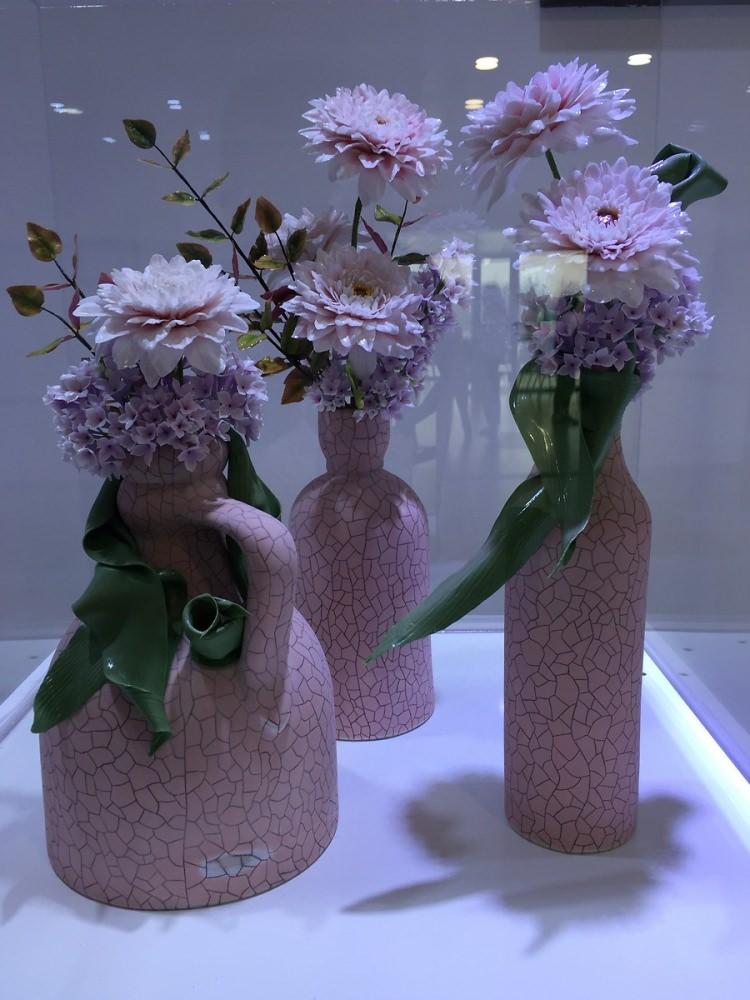 <p>Vazolar içindeki birbirinden zarif çiçeklerden oluşan bu sergiyi ilginç kılan, lalelerden güllere, Krizantemlerden şakayıklara tüm çiçeklerin çikolatadan yapılmış olması.</p>
