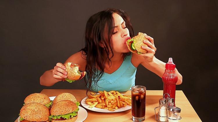 <p>Bilim insanları bunun, yemek yediğimizde stres hormonlarının salgılanmasından kaynaklandığını düşünüyor.</p>
