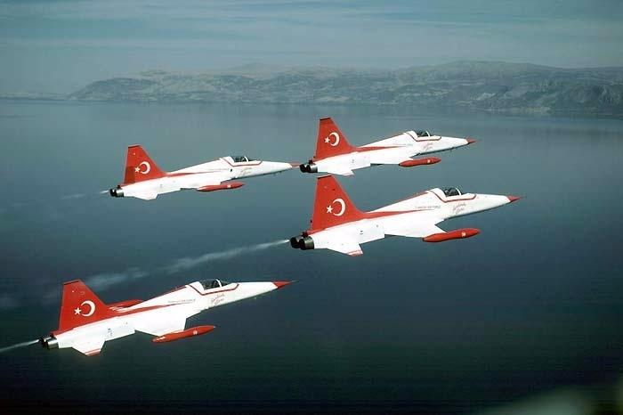 <p><strong>10.&nbsp;U&ccedil;aklar Direkt U&ccedil;mak Yerine Neden Eğri &Ccedil;izerler?</strong>D&uuml;nya y&uuml;zeyi k&uuml;resel bir eğri olduğu i&ccedil;in, iki nokta arasındaki en kısa mesafe de d&uuml;md&uuml;z yerine eğri bir &ccedil;izgi olmaktadır. İki boyutlu d&uuml;zlemde bu &ccedil;izgilere baktığınızda ger&ccedil;ek en kısa mesafe &ccedil;izgisi, doğrusal mesafeden &ccedil;ok daha uzun g&ouml;z&uuml;k&uuml;r.&nbsp;</p>

<p>Resimde de g&ouml;r&uuml;ld&uuml;ğ&uuml; gibi LA ile Ankara&nbsp;arasındaki &ccedil;izgisel mesafe 13.423 kilometredir. Ger&ccedil;ek en kısa mesafeyi bulmak isterseniz,&nbsp;"B&uuml;y&uuml;k Daire Metodu"nu kullanmanız gerekir. Bunu yaptığınızda karşınıza &ccedil;ıkan mesafe, ilkinden &ccedil;ok daha kısa olan, 11.269 kilometrelik bir mesafedir!&nbsp;</p>

<p>&nbsp;</p>
