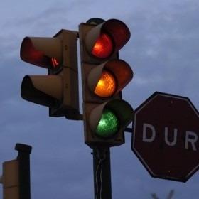 <p><strong>8.&nbsp;Trafik Işıkları Neden Kırmızı,&nbsp;Sarı ve Yeşildir?</strong><br />
Trafik ışıkları uygulaması, otomobillerden &ouml;nce demiryollarında trenlerin&nbsp;kontrol&uuml;&nbsp;i&ccedil;in uygulanıyordu. Demiryolları idaresi kırmızı rengi&nbsp;&lsquo;dur&rsquo; sinyali olarak se&ccedil;mişti. &Ccedil;&uuml;nk&uuml; bu renk kan rengi olduğundan asırlar boyu tehlikenin, zararın ve &ouml;l&uuml;m&uuml;n simgesi olmuştur. Ama demiryolları ilk faaliyete ge&ccedil;tiği 1830&rsquo;lu yıllarda şimdi sarı olan &lsquo;ikaz&rsquo; ışığının rengi yeşil, &lsquo;ge&ccedil;&rsquo; ışığının ise beyazdı. Bir s&uuml;re sonra beyaz sinyal problem yaratmaya başladı. Beyaz renkli &lsquo;ge&ccedil;&rsquo; sinyali diğer sokak lambaları ile karıştırılabiliyordu. Ama daha da k&ouml;t&uuml;s&uuml; &lsquo;dur&rsquo; işaretlerine konulan kırmızı mercekler yerlerinden d&uuml;ş&uuml;nce ışık beyazlaşıyor, &lsquo;ge&ccedil;&rsquo; sinyali olarak algılanıyor ve kazalara yol a&ccedil;ıyordu. Sonunda kırmızıyı &lsquo;dur&rsquo;, yeşili &lsquo;ge&ccedil;&rsquo; sarı rengi ise &lsquo;ikaz&rsquo; sinyali olarak kullanmaya başladılar. Bu sistem sonrasında otomobiller i&ccedil;in yollarda uygulandı.</p>
