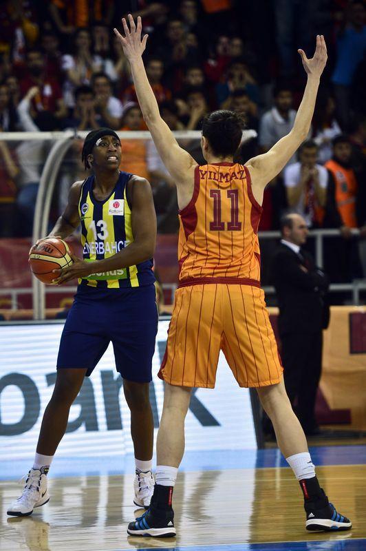 <p>FIBA Avrupa Ligi çeyrek final serisinin 2. maçında Galatasaray Odeabank, Fenerbahçe'yi 59-57 yenerek seride durumu 1-1 yaptı.</p>
