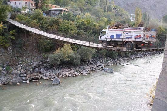 <p>Artvin'in Yusufeli İlçesine bağlı Irmakyanı köyü sakinleri, tek ulaşım noktası olan Çoruh Nehri üzerindeki 85 metrelik asma köprüden ölümü göze alarak 10 ton ağırlığındaki odun yüklü kamyonlarla geçiyor.</p>
<p> </p>