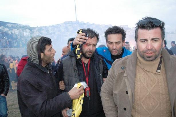 <p>Bir süre ambulans bekleyen İşler’e 112 ekipleri müdahale etti. Hastaneye gitmeyi kabul etmeyen işler tekrar sahaya dönerek arkadaşları ve sporcular ile birlikte poz verdi. </p>