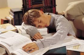 <p>Sınavdan 1 gün önce veya uyumadan önce tüm dersleri birden tekrar etmek elbette mümkün değil. </p>
