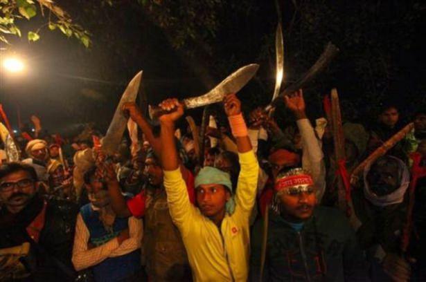 <p>Gadhimai Festivalı kapsamında yaklaşık 5 milyon Hindu on binlerce bufalo, keçi ve tavuğu kurban etti.</p>